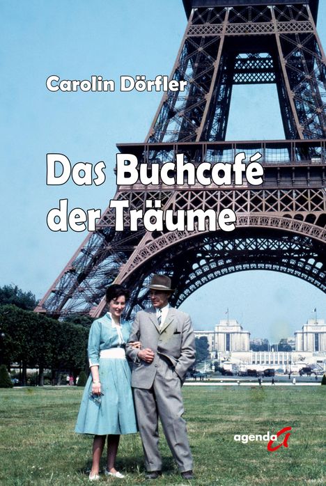 "Carolin Dörfler, Das Buchcafé der Träume; ein Paar vor dem Eiffelturm, beide elegant gekleidet, im Hintergrund grüne Wiese."