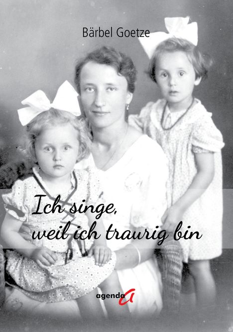 "Bärbel Goetze. Ich singe, weil ich traurig bin. Logo von agenda." zeigt drei Personen: zwei Kinder und eine Frau.