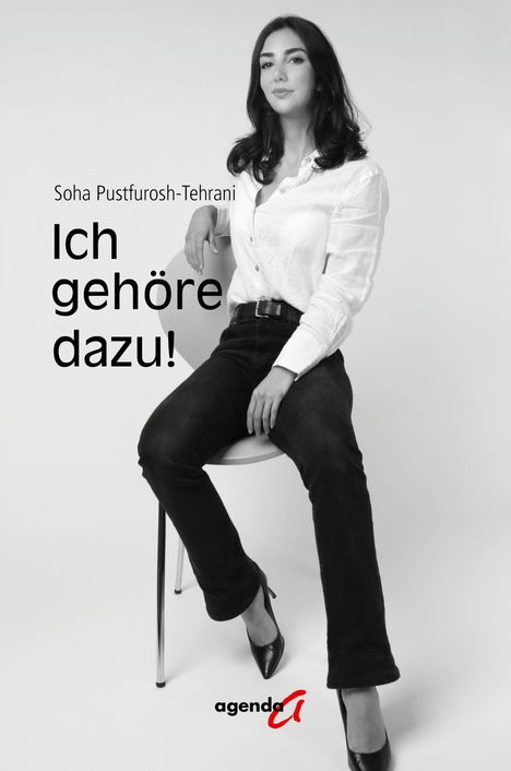 "Soha Pustfurosch-Tehrani. Ich gehöre dazu!" Frau sitzt gelassen auf Stuhl in Hemd und Jeans. Logo unten: agenda.