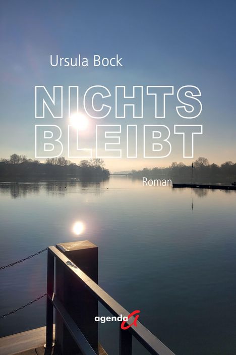 „Ursula Bock, NICHTS BLEIBT, Roman.“ Sonnenreflexion auf ruhigem Wasser, Holzgeländer und Bäume im Hintergrund.