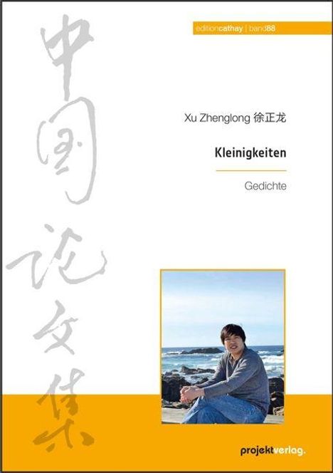 "edition cathay | band 88: Xu Zhenglong, Kleinigkeiten, Gedichte. Foto eines Mannes am Meer, sitzt auf Felsen."