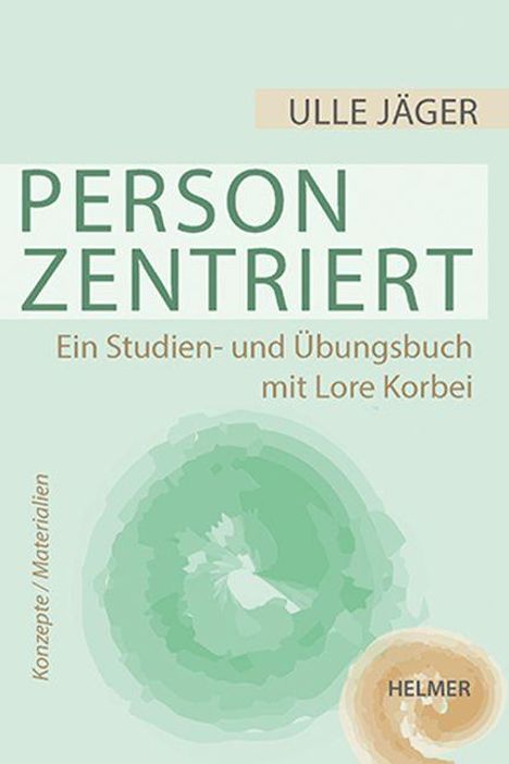 "Personzentriert. Ein Studien- und Übungsbuch mit Lore Korbei. Ulle Jäger. Helmer. Beige-grüner Hintergrund, abstraktes Design."