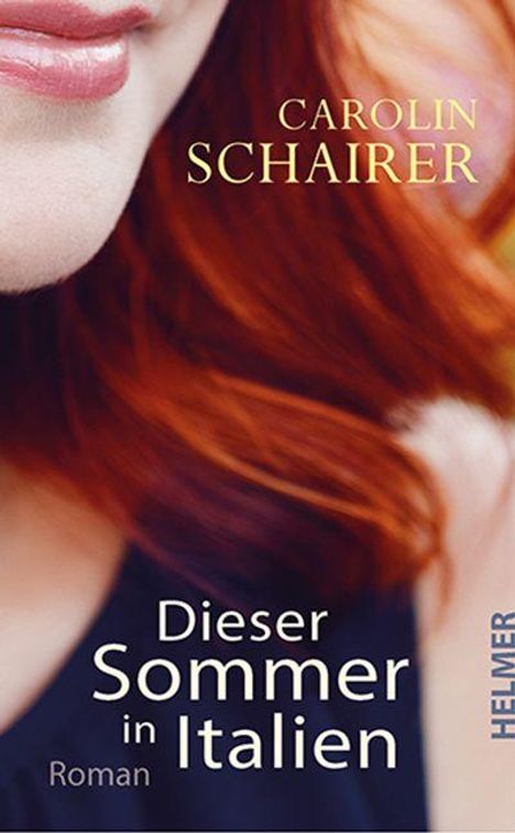 "Dieser Sommer in Italien" von Carolin Schairer, Roman. Nahaufnahme einer Frau mit roten Haaren.