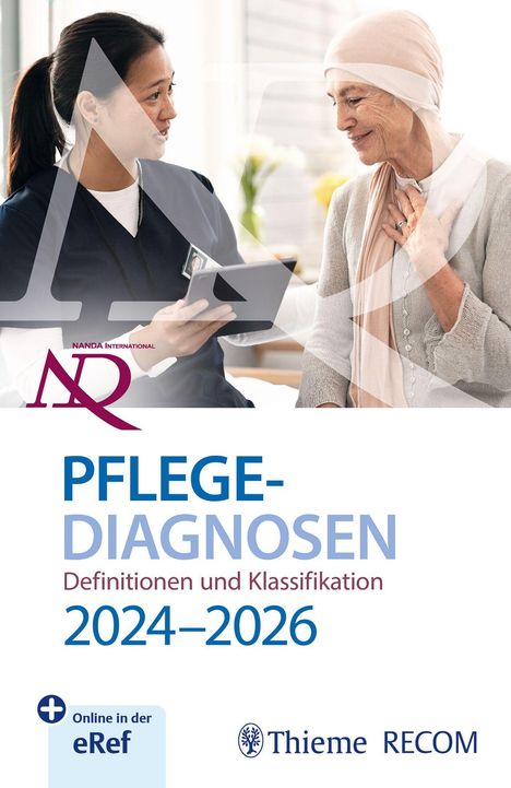 "Pflegediagnosen 2024–2026. Definitionen und Klassifikation. Zwei Frauen im Gespräch, lächelnd, eine mit Kopftuch, eine im Pflegeoutfit."