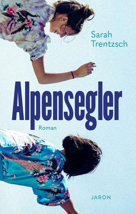 "Alpensegler" Roman von Sarah Trentzsch. Zwei Frauen in gemusterten Kimonos schweben vor hellem Hintergrund.