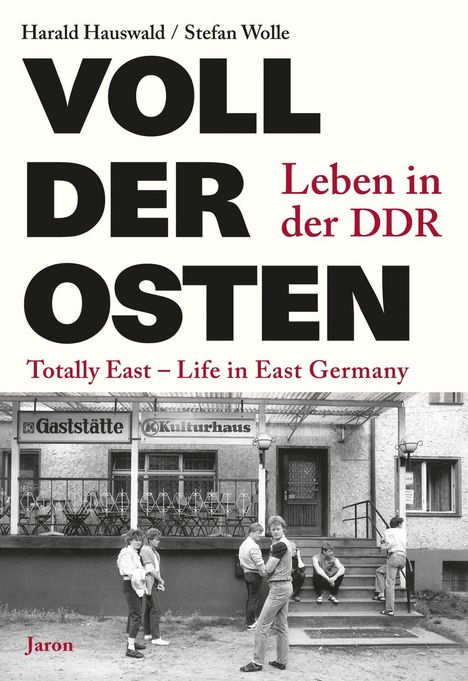 Harald Hauswald: Voll der Osten / Totally East, Buch