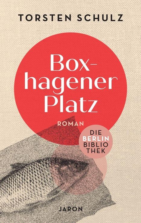 Texte: "TORSTEN SCHULZ", "Boxhagener Platz", "ROMAN", "DIE BERLIN BIBLIOTHEK", "JARON". Beige Hintergrund, Fisch-Illustration, roter Kreis.