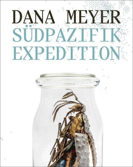 "DANA MEYER SÜDPAZIFIK EXPEDITION" steht über einem Einweckglas mit metallischen Insekten.