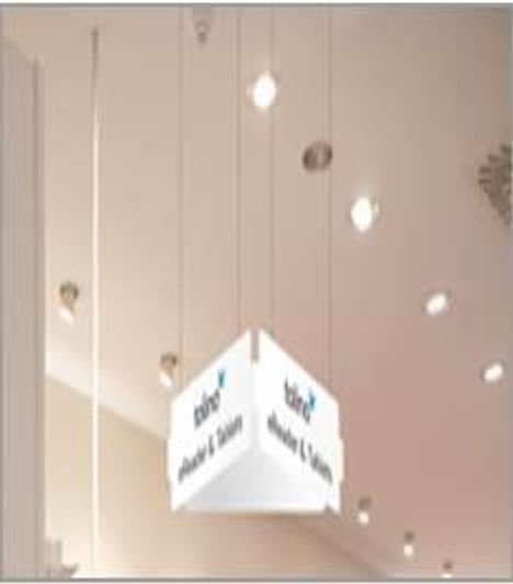 Der Text "takko" und "fashion & talents" ist auf einem hängenden Schild. Es gibt viele Deckenleuchten.