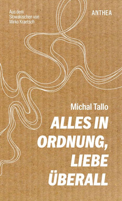 Ein Buchcover mit braunem Hintergrund, weißen, geschwungenen Linien und dem Text: "Michal Tallo, ALLES IN ORDNUNG, LIEBE ÜBERALL".