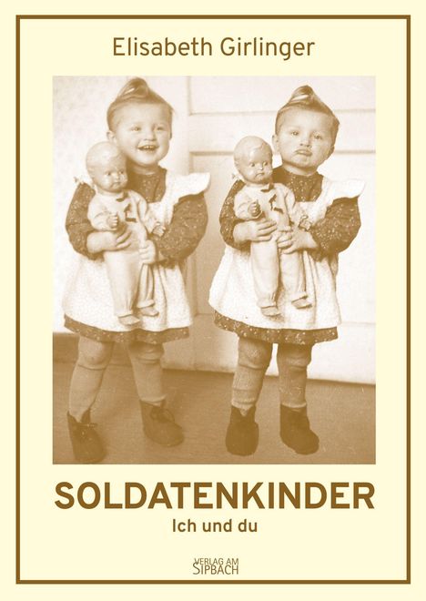 "Elisabeth Girlinger, SOLDATENKINDER: Ich und du" über zwei lächelnde Kinder mit Puppen in alten Kleidern.