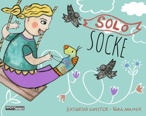 "Solo Socke", Kind auf Schaukel, bunt bekleideter Fuß als Socke gestaltet, fröhliche Vögel umgeben es.