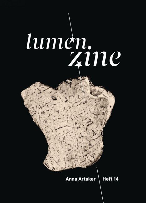 Text: "lumen.zine", "Anna Artaker", "Heft 14". Eine Illustration mit einer alten, fragmentierten Textur in der Mitte auf schwarzem Hintergrund.