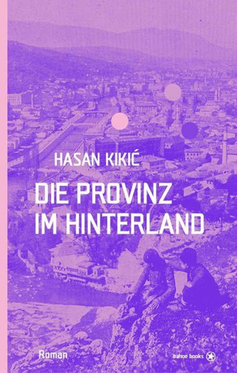 Titel: "Die Provinz im Hinterland" von Hasan Kikić. Illustration zeigt eine Stadt mit Hügeln und zwei Menschen im Vordergrund.