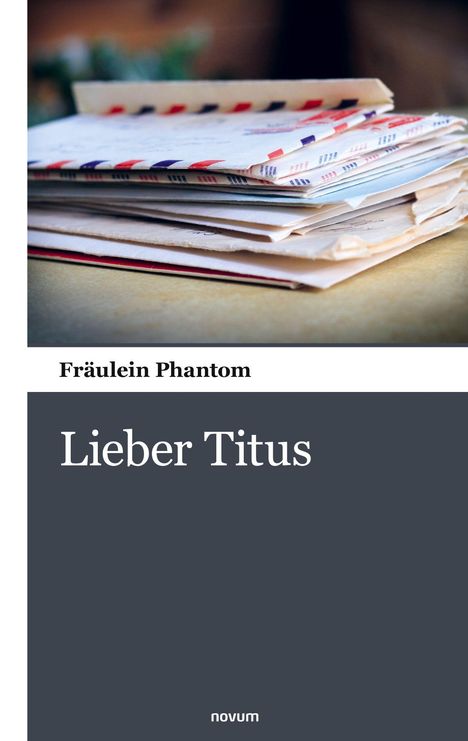 „Fräulein Phantom, Lieber Titus“. Stapel von Briefen, teils mit Luftpost-Design. Unten grauer Hintergrund mit kleinem weißen Logo.