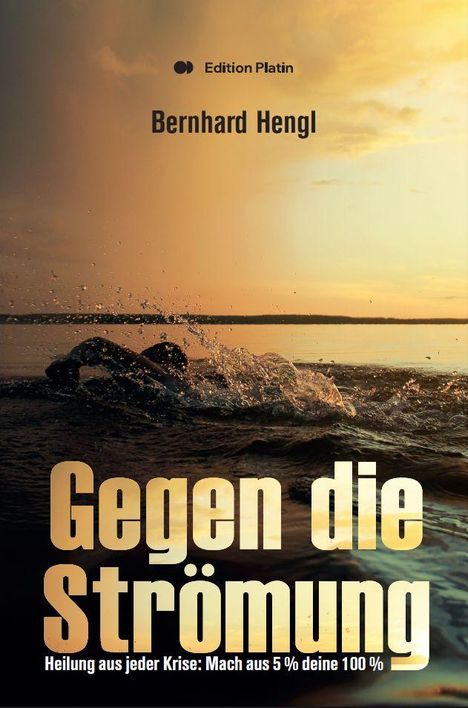 Edition Platin. Bernhard Hengl. Gegen die Strömung. Ein Schwimmer in dunklem Wasser bei Sonnenuntergang.