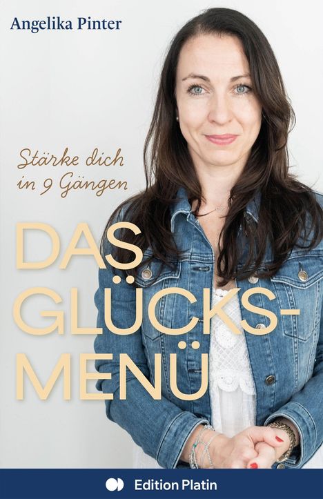 "Stärke dich in 9 Gängen. DAS GLÜCKSMENÜ. Angelika Pinter. Edition Platin." Frau in Jeansjacke mit verschränkten Händen.