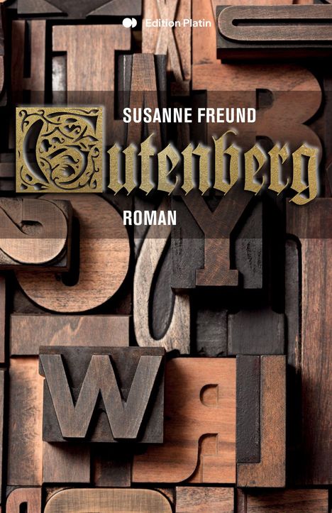 Text: "Edition Platin", "SUSANNE FREUND", "Gutenberg", "ROMAN". Hintergrund: Holzlettern, historische Typografie.