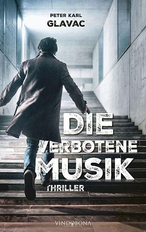 Titel: "Die Verbotene Musik". Ein Mann in einem Mantel rennt eine Beton­treppe hinauf in einem modernen Gebäude.