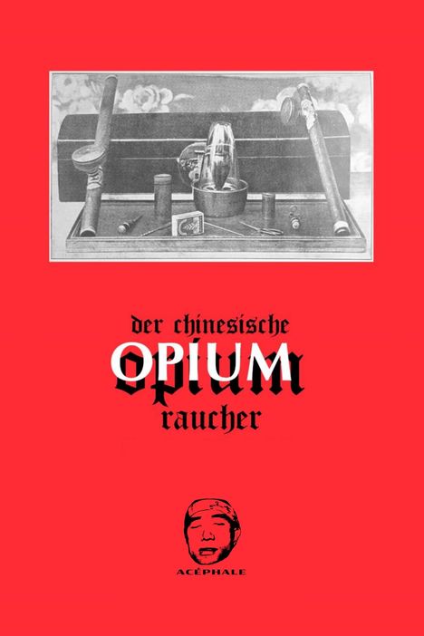 "Der chinesische Opiumraucher" in gotischer Schrift. Schwarz-weißes Bild von Opium-Pfeifen, roter Hintergrund, Logo von ACÉPHALE.