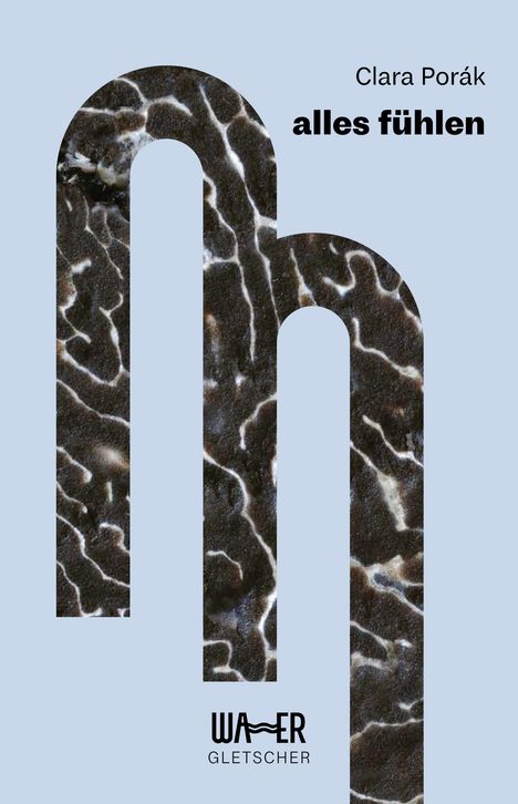 "Clara Porák, alles fühlen." Blaues Cover mit Marmorstruktur in Buchstabenform, unten Logo "WA ER GLETSCHER."