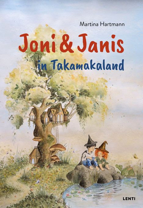 "Joni & Janis in Takamakaland" - Zwei Kinder mit Hüten sitzen am Teich, ein Baumhaus im Hintergrund, leicht magische Atmosphäre.