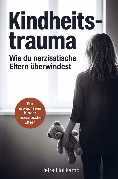 "Kindheitstrauma: Wie du narzisstische Eltern überwindest", unten steht "Petra Hollkamp". Frau mit Teddybär am Fenster.