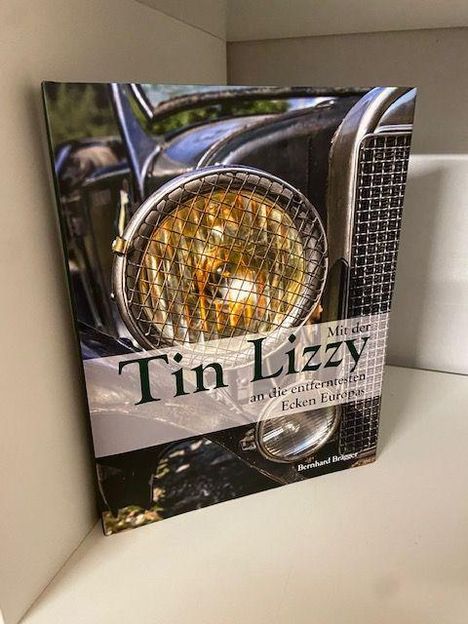 "Tin Lizzy - Mit der Tin Lizzy an die entferntesten Ecken Europas" von Bernhard Brägger. Abgebildet ist ein Oldtimer-Auto.
