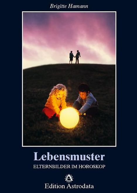 "Lebensmuster: Elternbilder im Horoskop" von Brigitte Hamann. Zwei Kinder mit leuchtendem Ball, zwei Erwachsene im Hintergrund.
