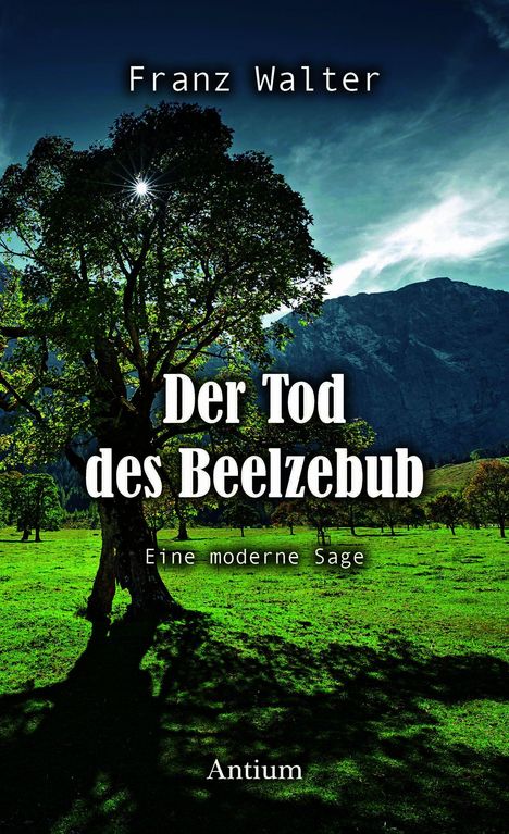 "Der Tod des Beelzebub: Eine moderne Sage" von Franz Walter. Antium. Ein Baum steht vor einer Bergkulisse im Sonnenlicht.