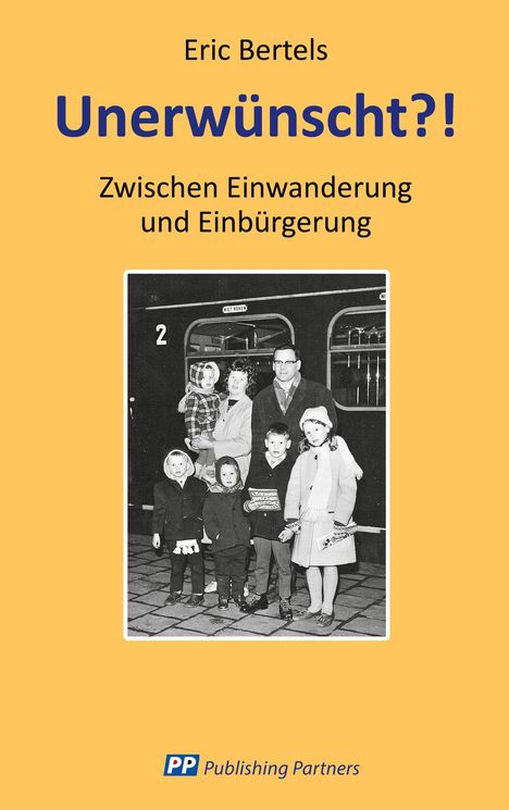 Eric Bertels, Unerwünscht?! Zwischen Einwanderung und Einbürgerung. Familienfoto vor einem Zug auf gelbem Hintergrund.