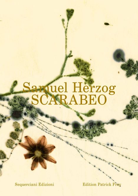 Oben steht "Samuel Herzog SCARABEO". Unten: "SequerciAnI Edizioni" und "Edition Patrick Frey". Florale Illustration.