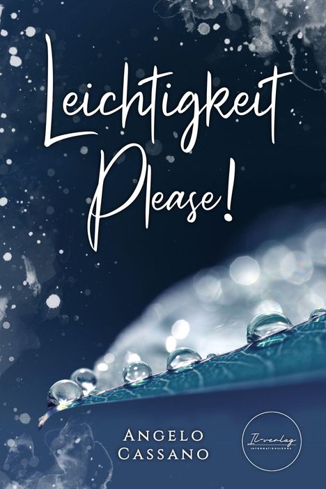 „Leichtigkeit Please!“ in großer Schrift. Darunter „Angelo Cassano“. Wassertröpfchen auf einer Oberfläche.