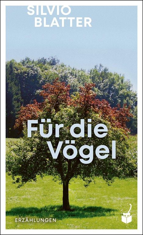 "Für die Vögel" von Silvio Blatter. Erzählungen. Ein Baum steht auf einer grünen Wiese vor einem Wald.