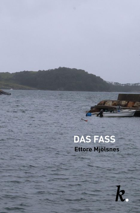 Text: "DAS FASS Ettore Mjølsnes" und ein schwarzes "k." am unteren Rand. Ein bewölkter Küstenausschnitt mit Bootsanleger.