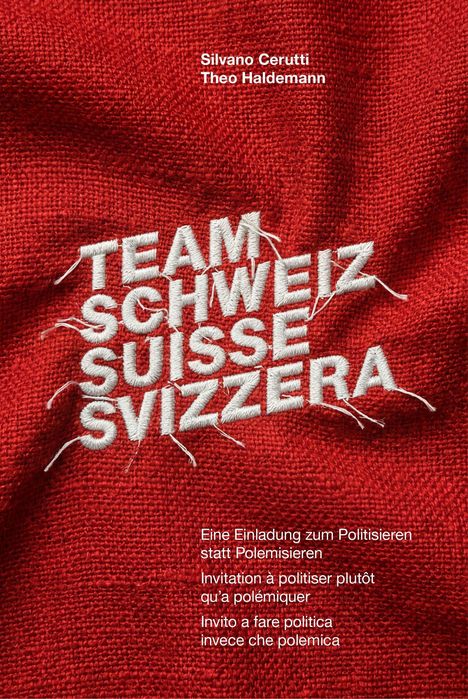 Texte: "TEAM SCHWEIZ SUISSE SVIZZERA", "Eine Einladung zum Politisieren statt Polemisieren". Roter Stoff mit weißer Stickerei.