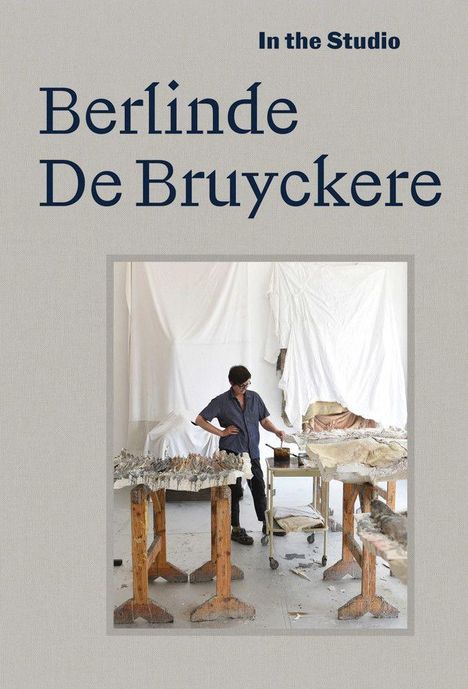 "In the Studio" oben, "Berlinde De Bruyckere" mittig. Künstlerin arbeitet in einem Atelier mit großen Holzskulpturen.