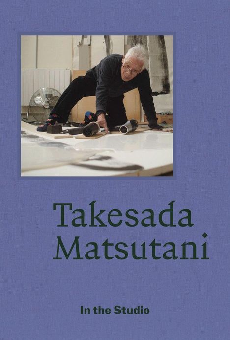 **Takesada Matsutani: In the Studio** - Ein Mann arbeitet konzentriert in einem Atelier, von hellblauem Rahmen umgeben.