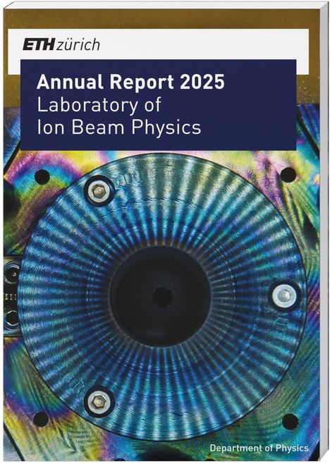 "Annual Report 2025. Laboratory of Ion Beam Physics." Ein Gerät mit metallischem, buntem, kreisförmigem Muster.