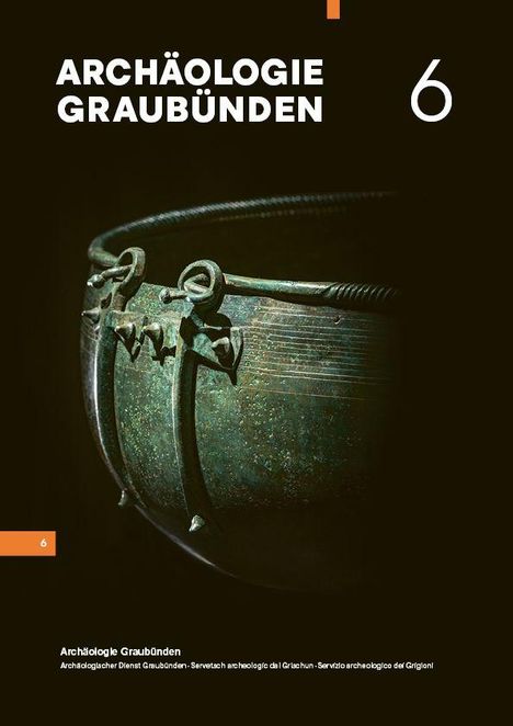 ARCHÄOLOGIE GRAUBÜNDEN 6. Ein antikes, verziertes Metallgefäß ist vor einem dunklen Hintergrund zu sehen.