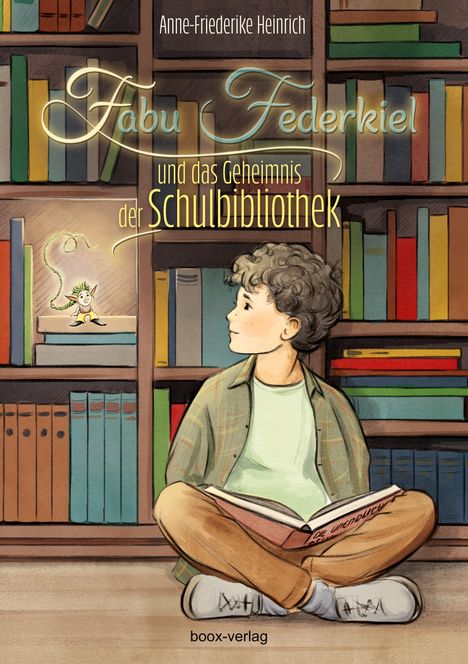 "Fabu Federkiel und das Geheimnis der Schulbibliothek" in einem Regal. Ein Junge sitzt lesend davor.