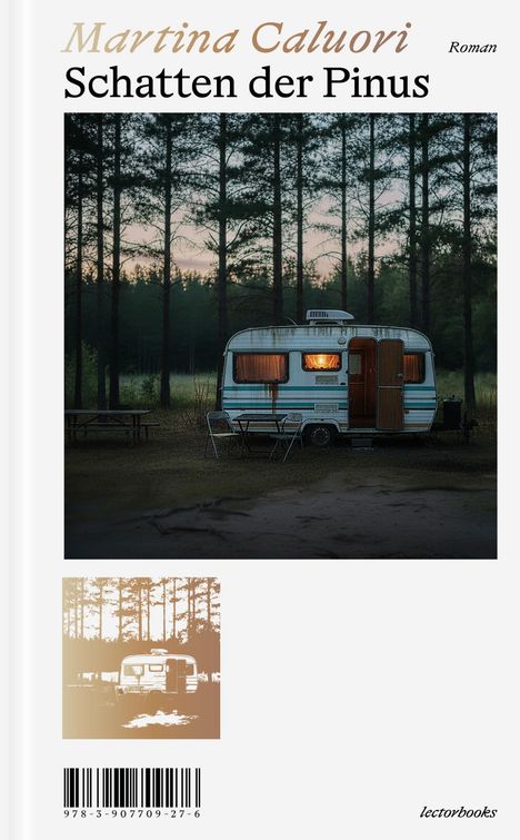 "Martina Caluori: Schatten der Pinus. Roman. Ein Wohnwagen im Wald bei Dämmerung. Unten ist eine Strichzeichnung."