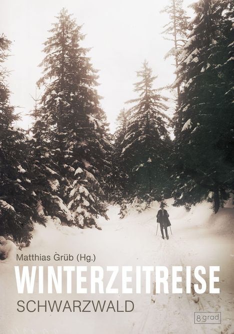 „Matthias Grüb (Hg.) WINTERZEITREISE SCHWARZWALD“ – Schneebedeckter Waldweg, Skifahrer in verschneiter Landschaft.