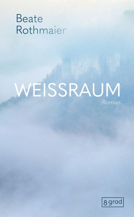 „WEISSRAUM Roman“, „Beate Rothmaier“. Nebliges Landschaftsbild mit bewaldeten Hügeln. Logo: „8 grad“.