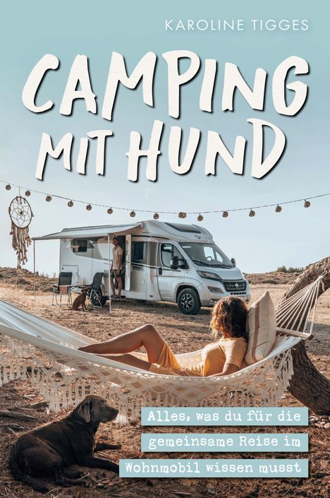 Ein Wohnmobil steht in der Natur. Eine Person liegt in einer Hängematte, ein Hund ruht am Boden.