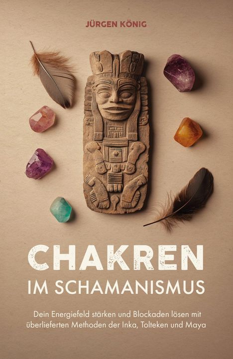Titel: "Chakren im Schamanismus". Eine antike Figur, Federn und bunte Steine auf beigem Hintergrund.