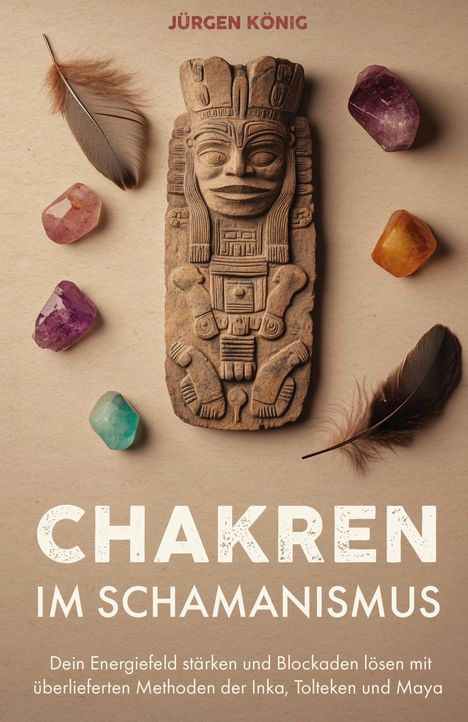 CHAKREN IM SCHAMANISMUS. In der Mitte ist eine antike Figur umgeben von Kristallen und Federn.