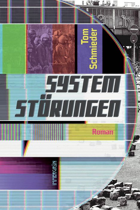 „System Störungen“, „Roman“, „Tom Schmieder“, „Immergrün“. Menschen in Helmen, bunte Balken, Pflastersteine im Schwarzweiß-Stil.