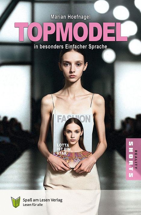 "TOPMODEL in besonders Einfacher Sprache." Eine Frau auf einem Laufsteg hält ein Magazin mit "FASHION" und "LOTTA IST EIN STAR."