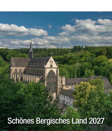 "Schönes Bergisches Land 2027." Eine große Kirche mit gotischen Fenstern umgeben von dicht bewaldeten Hügeln unter blauem Himmel.